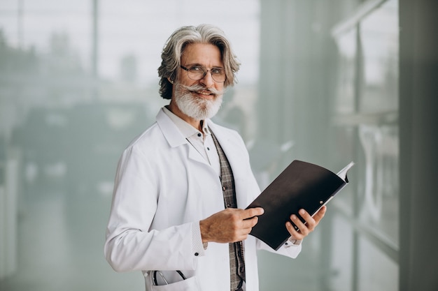 Médico guapo de mediana edad en un hospital