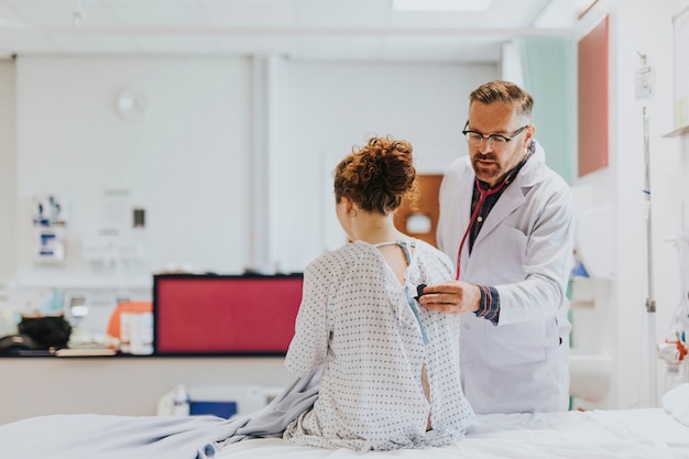 Foto gratuita médico haciendo un chequeo médico a un paciente