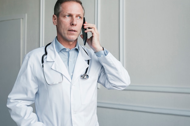 Foto gratuita médico haciendo una llamada telefónica