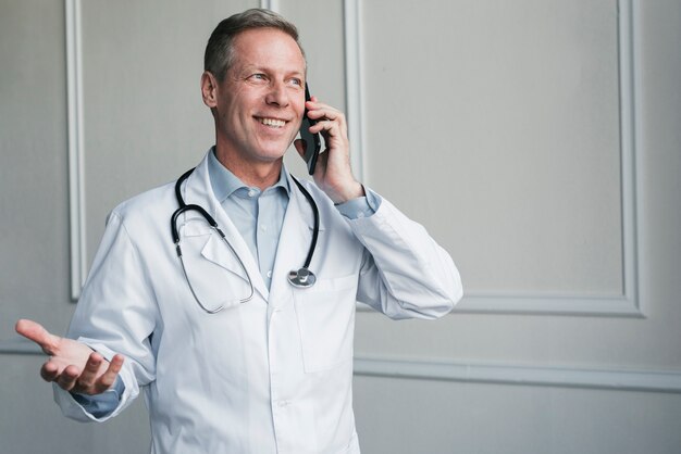 Médico haciendo una llamada telefónica