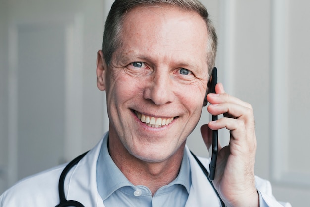 Médico haciendo una llamada telefónica