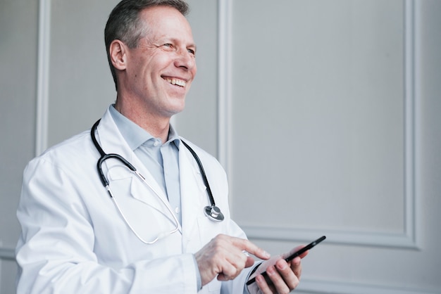 Médico haciendo una llamada telefónica