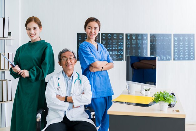 El médico del hospital y la enfermera trabajan en equipo con éxito, una persona experta asiática sonríe con felicidad y confianza con los antecedentes de la clínica