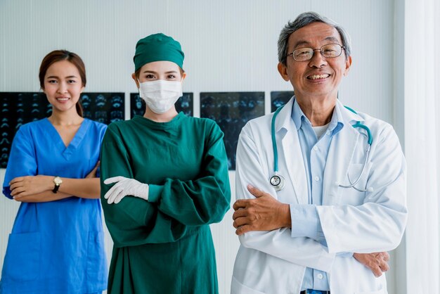 El médico del hospital y la enfermera trabajan en equipo con éxito, una persona experta asiática sonríe con felicidad y confianza con los antecedentes de la clínica
