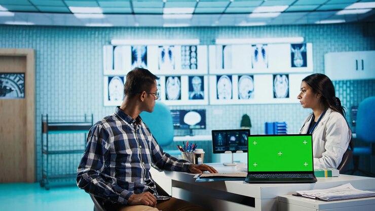 Foto gratuito médico indio consultando a su paciente en una instalación médica al lado del espacio de copia