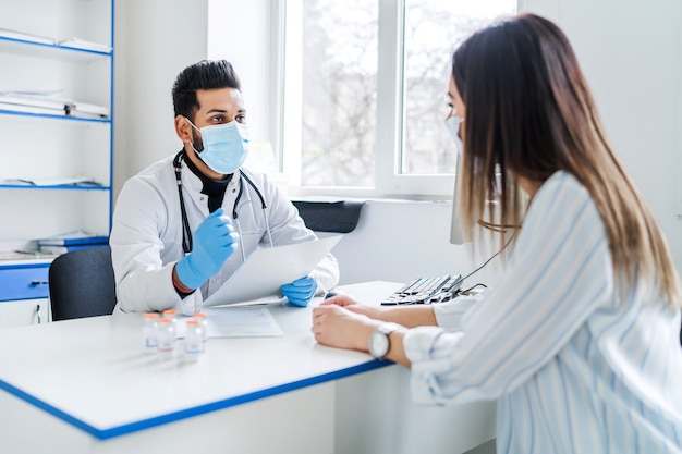 El médico indio recibe al paciente y le informa sobre los resultados de las pruebas. Medicina, salud