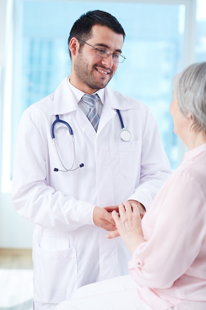 Médico interactuando con su paciente de edad avanzada