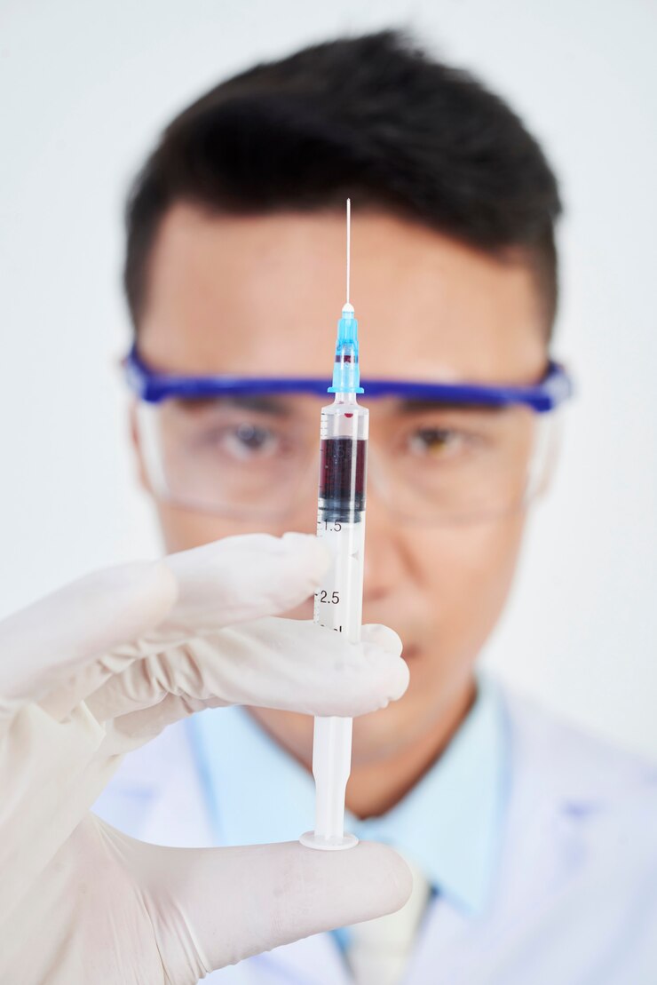 Foto gratuito médico con inyección médica