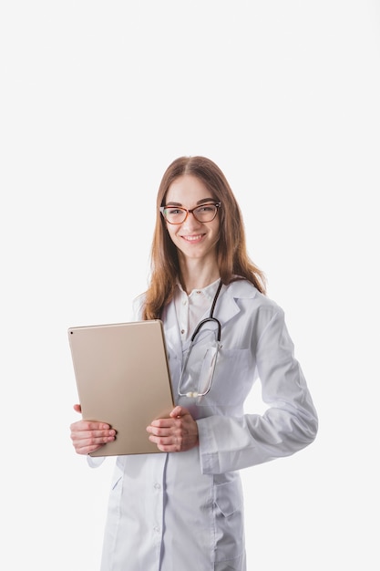 Foto gratuita médico joven con la tableta