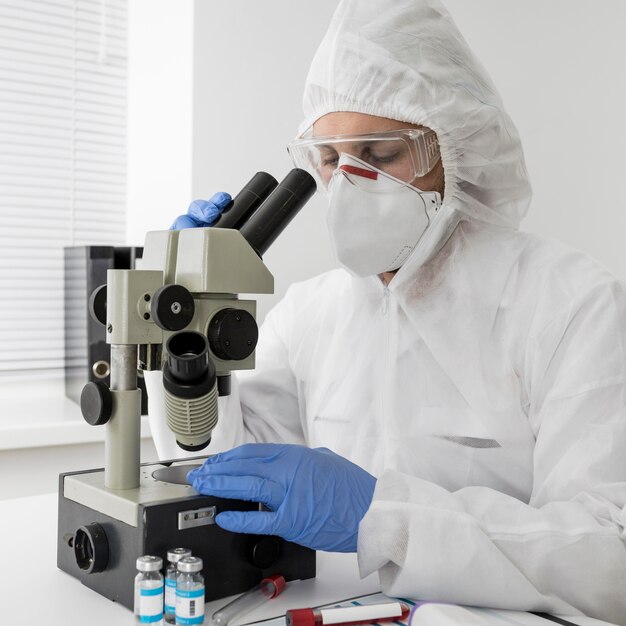 Médico con una mascarilla comprobando la muestra de covid