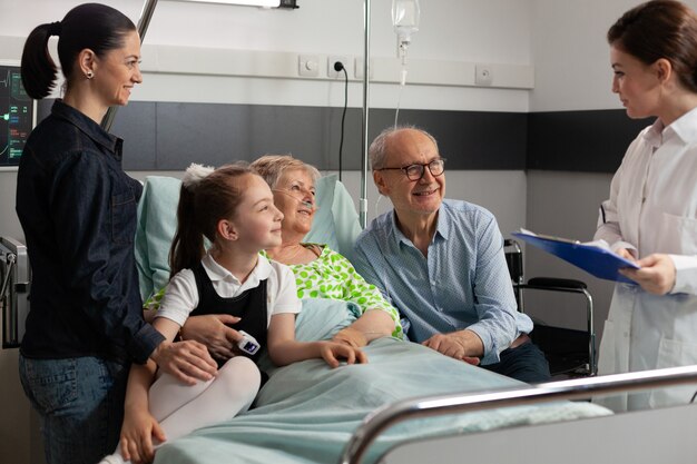 Médico médico discutiendo los síntomas de la enfermedad con ancianos jubilados senior