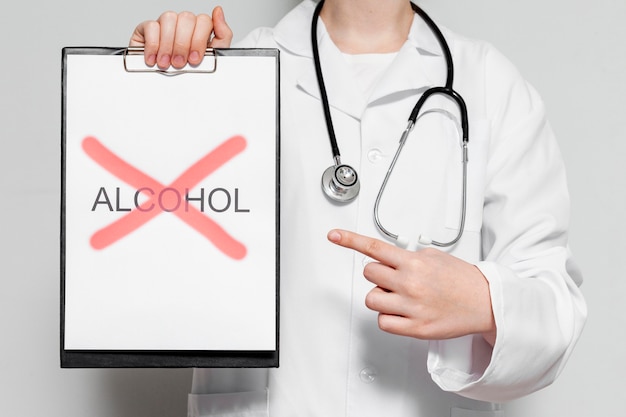 Foto gratuita médico con mensaje de dejar de consumir alcohol