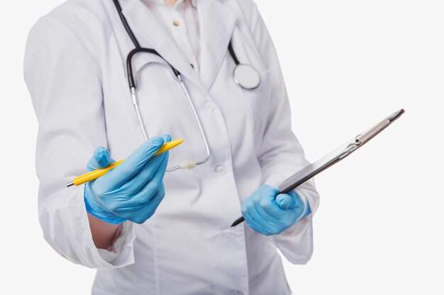 Médico de la mujer en guantes con la pluma