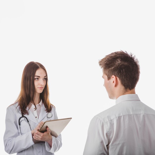 Médico de la mujer con el paciente del hombre