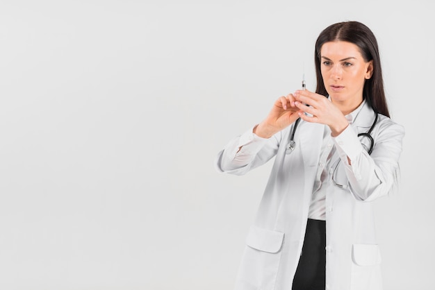 Médico mujer con rostro serio con vacunación.