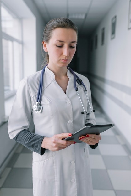 Médico de mujer con tableta digital