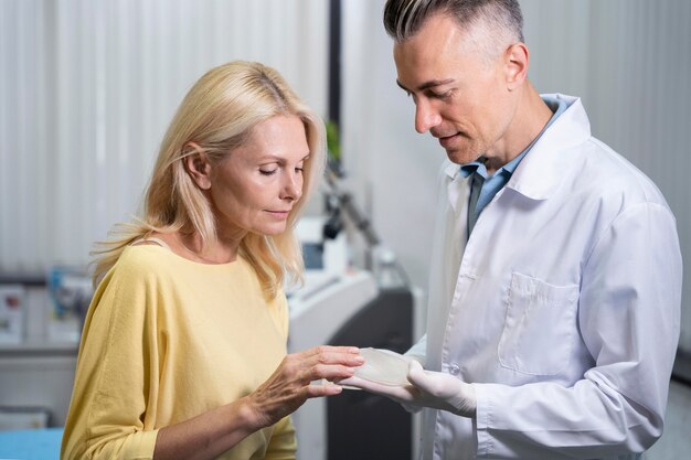 Médico y mujer de tiro medio discutiendo