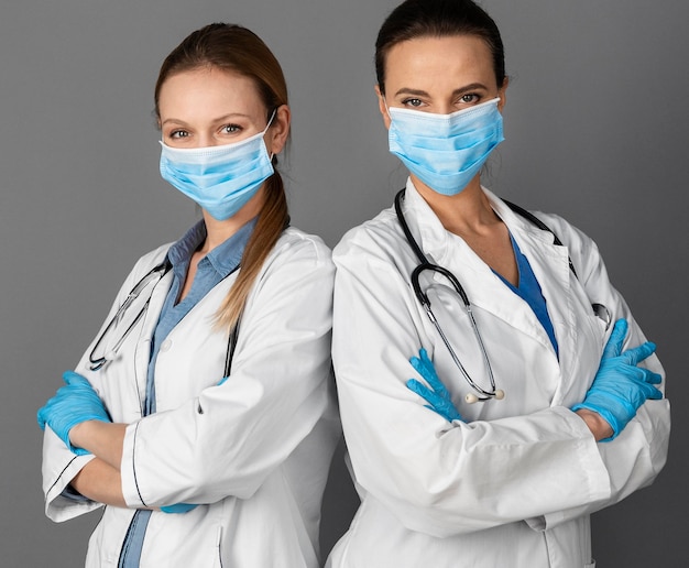 Médico de mujeres en el hospital con máscara