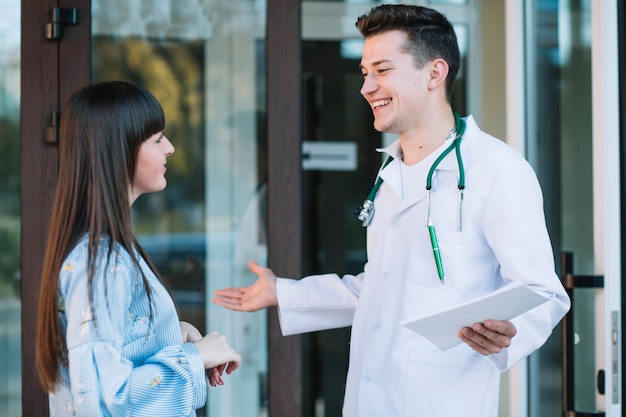 Médico y paciente alegres