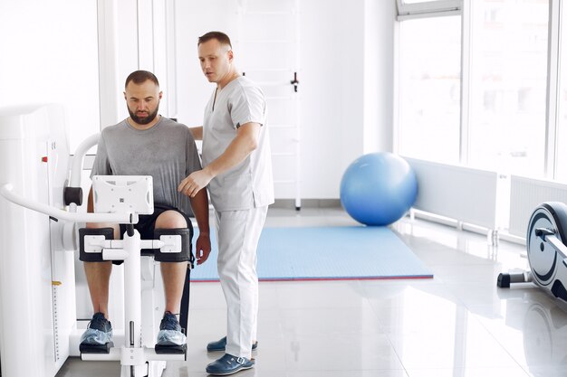 Médico con un paciente en la clínica de fisioterapia