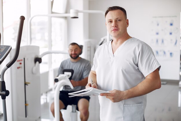 Médico con un paciente en la clínica de fisioterapia