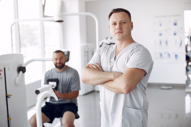 Médico con un paciente en la clínica de fisioterapia