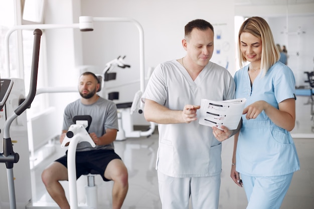 Médico con un paciente en la clínica de fisioterapia