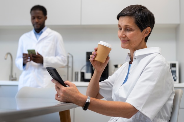 Foto gratuita médico y paciente en el consultorio del oftalmólogo