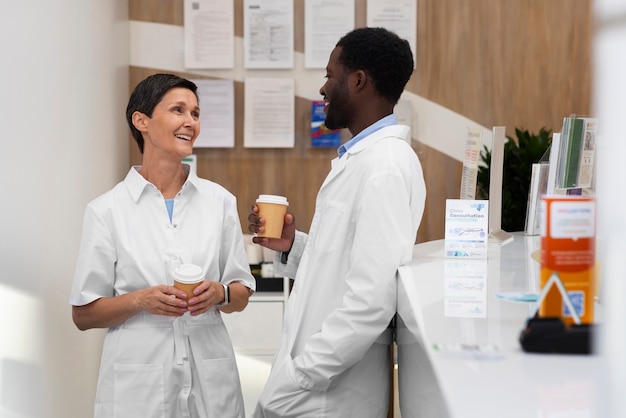 Médico y paciente en el consultorio del oftalmólogo