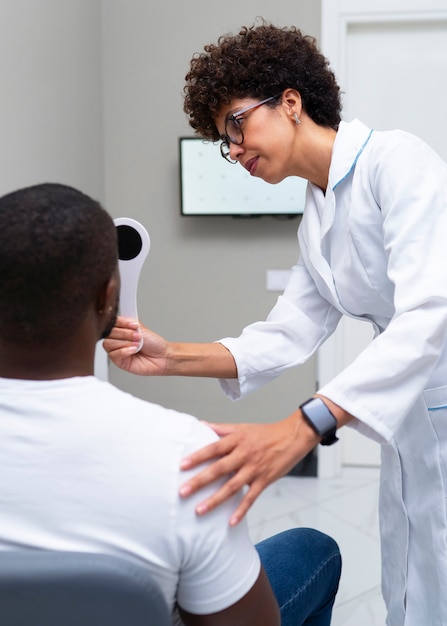 Médico y paciente en el consultorio del oftalmólogo