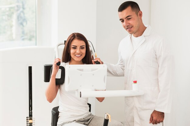 Médico y paciente femenino mirando una pantalla