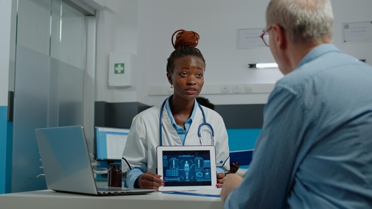 Foto gratuito médico y paciente mayor mirando la pantalla de la tableta con análisis corporal para el diagnóstico de atención médica. doctor haciendo consulta de chequeo médico para personas mayores, usando un dispositivo digital