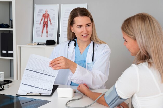 Médico y paciente sonriente de tiro medio