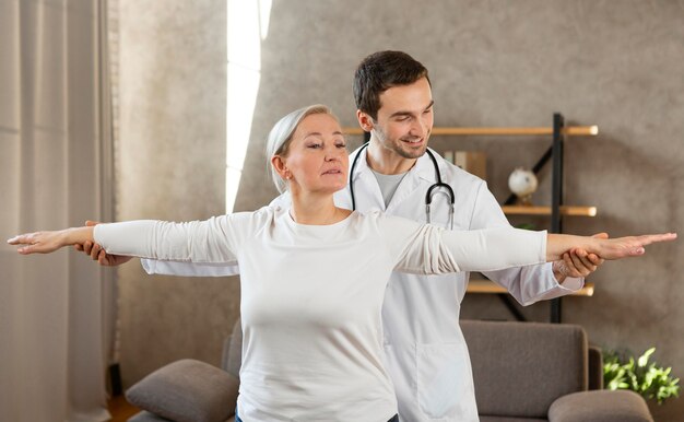 Médico y paciente de tiro medio