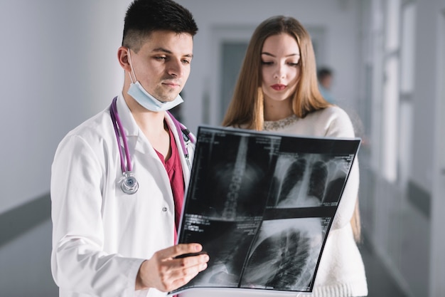 Médico y paciente viendo rayos x