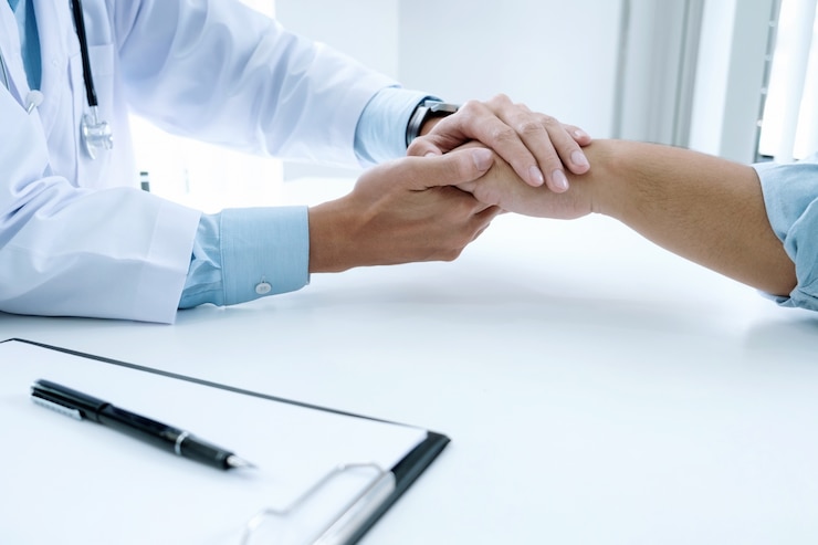 Foto gratuito médico y paciente.