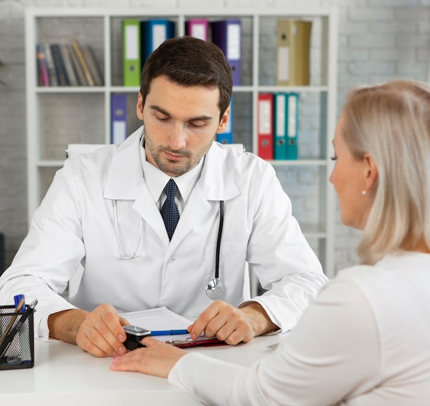 Médico de primer plano comprobación del paciente