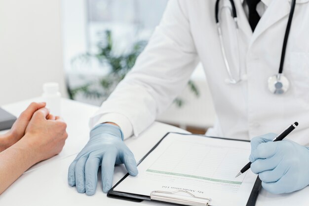 Médico de primer plano con guantes