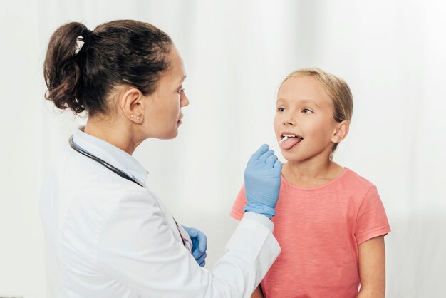 Médico de primer plano tomando saliva