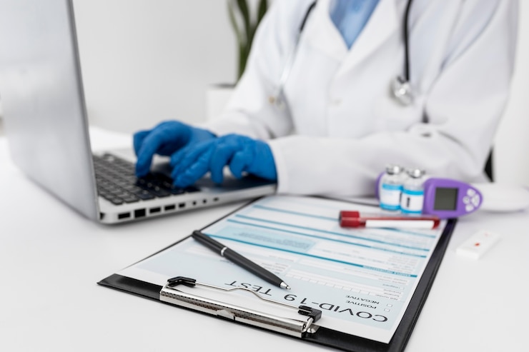 Foto gratuito médico de primer plano trabajando en equipo portátil