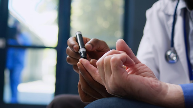 Foto gratuita médico que consulta a un paciente de edad avanzada