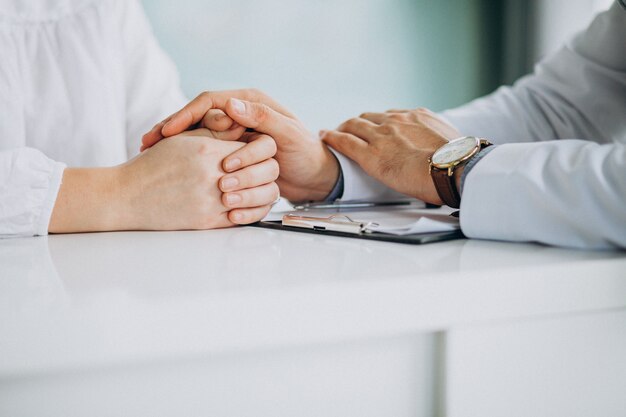 Médico que consulta a su paciente en la clínica