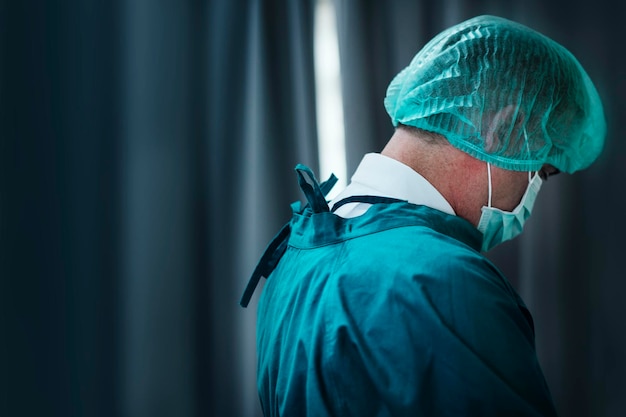 Médico que trabaja en el hospital durante la pandemia de Covid-19