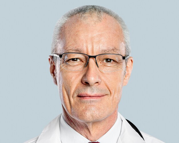 Médico senior masculino, trabajos de rostro sonriente y retrato de carrera