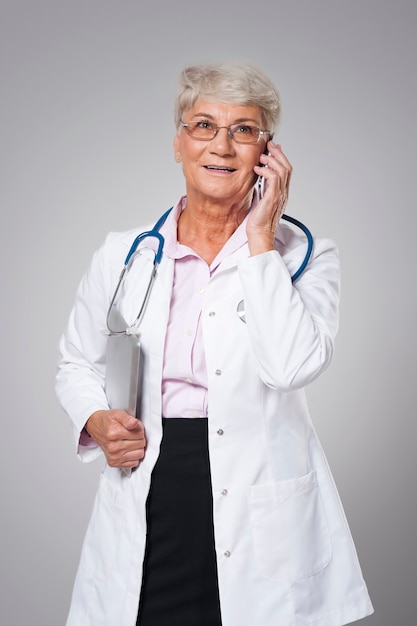 Médico senior con tecnología nueva