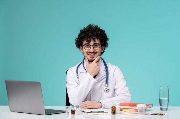 Médico serio lindo guapo médico trabajando en equipo en bata de laboratorio con gafas