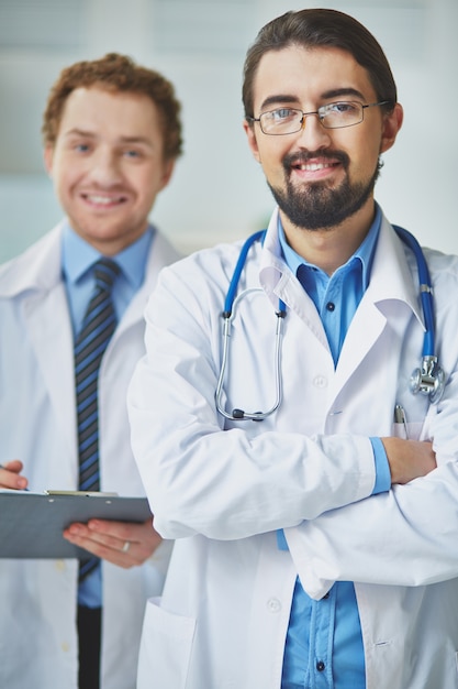 Foto gratuita médico sonriente con su compañero de equipo