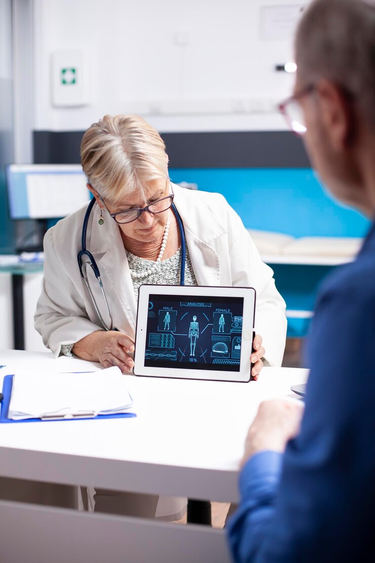 Foto gratuito el médico sostiene la tableta con los diagramas médicos