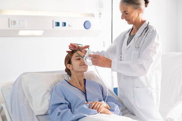 Médico de tiro medio ayudando al paciente