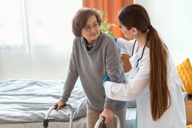 Médico de tiro medio ayudando a la mujer